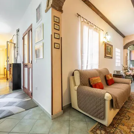 Apartment Spacious Three In The Heart Of