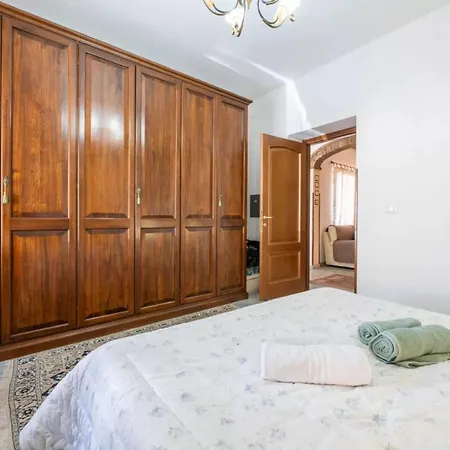 Apartment Spacious Three In The Heart Of